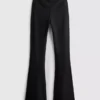 Magas derékú, sima tartású, táguló szárú sportlegging