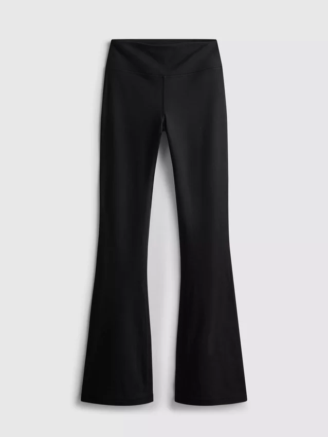 Magas derékú, sima tartású, táguló szárú sportlegging