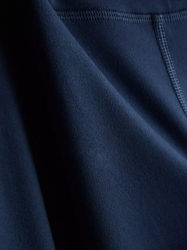 Magas derékú, sima tartású, táguló szárú sportlegging
