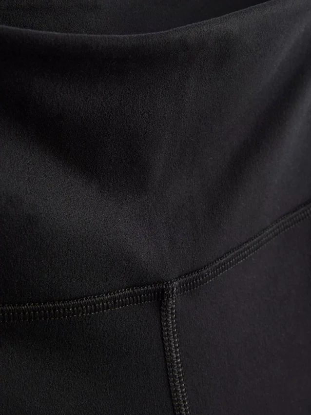 Magas derékú, sima tartású, táguló szárú sportlegging