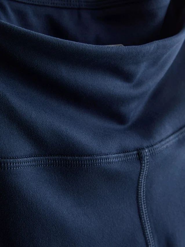 Magas derékú, sima tartású, táguló szárú sportlegging