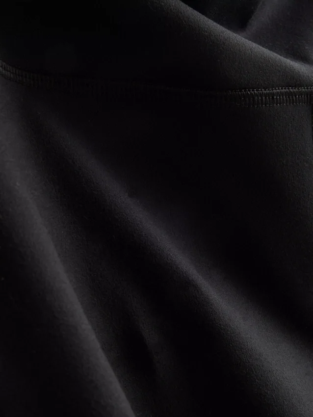 Magas derékú, sima tartású, táguló szárú sportlegging