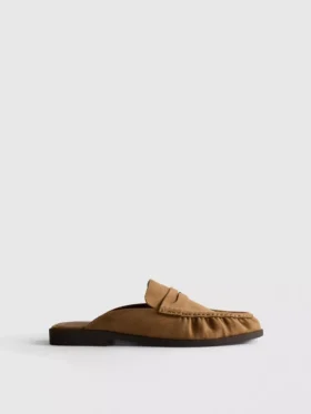 Műbőrből készült loafer-stílusú papucsszandál