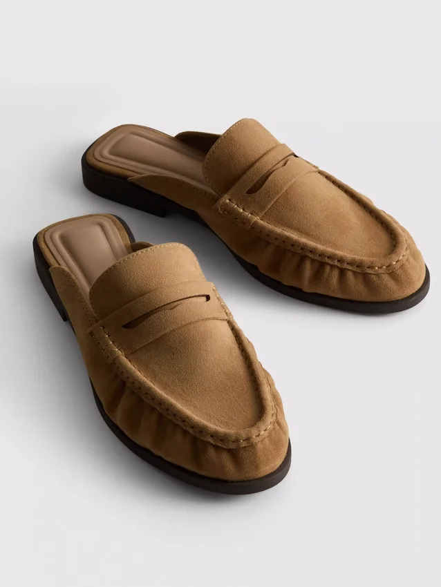 Műbőrből készült loafer-stílusú papucsszandál
