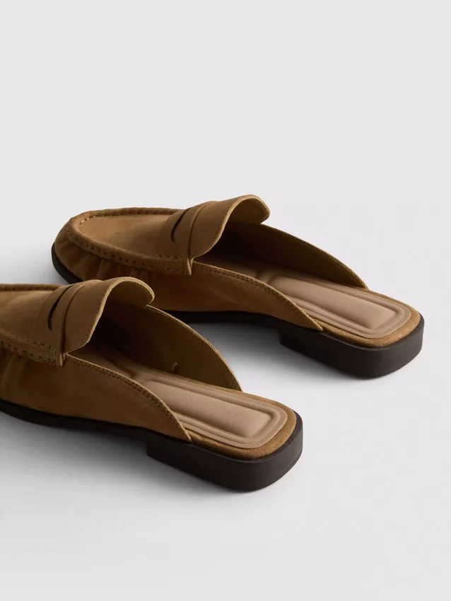 Műbőrből készült loafer-stílusú papucsszandál