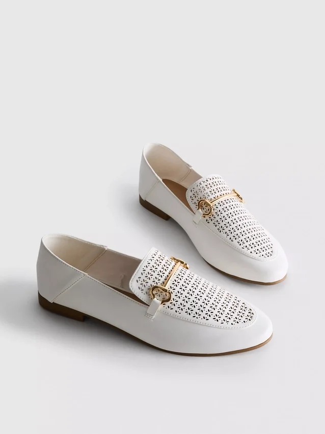Műbőrből készült, lézerrel vágott, szájkosár mintás loafer