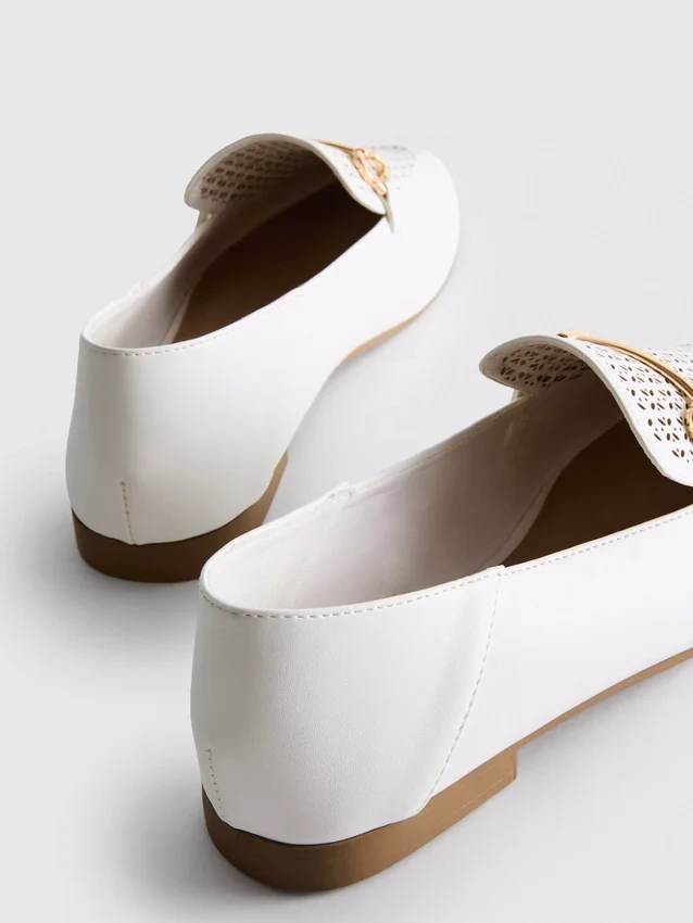Műbőrből készült, lézerrel vágott, szájkosár mintás loafer
