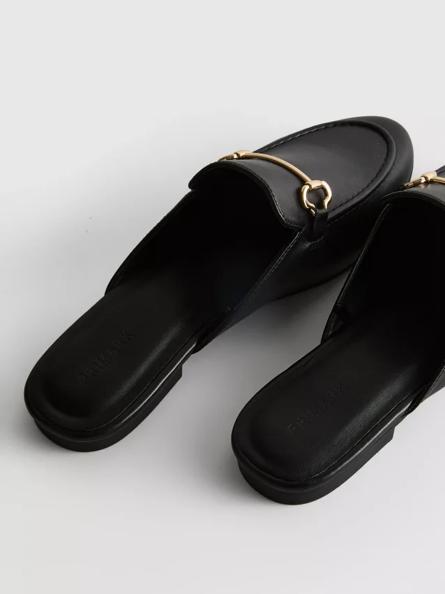 Műbőrből készült, szájkosár-motívumú papucs-loafer