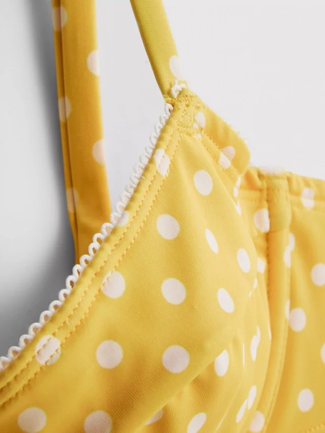 Melltartós, szív alakú nyakkivágású, pöttyös bikini felső