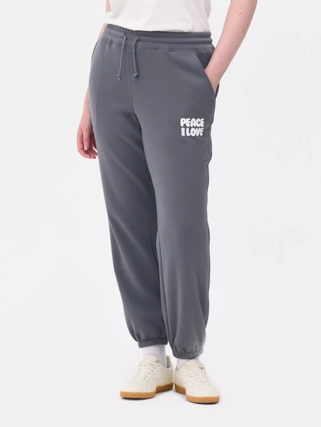 Mintás, felhajtott szárú melegítőnadrág