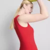 Négyszögletes nyakú póló