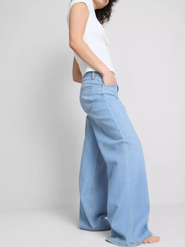 Pamut denim, közepes derékmagasságú, széles szárú farmer