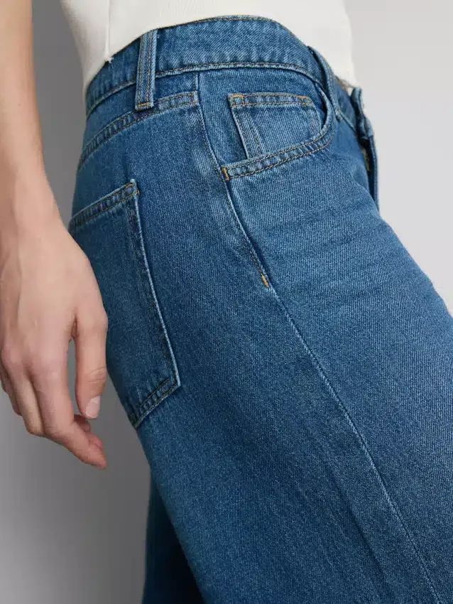 Pamut denim, közepes derékmagasságú, széles szárú farmer
