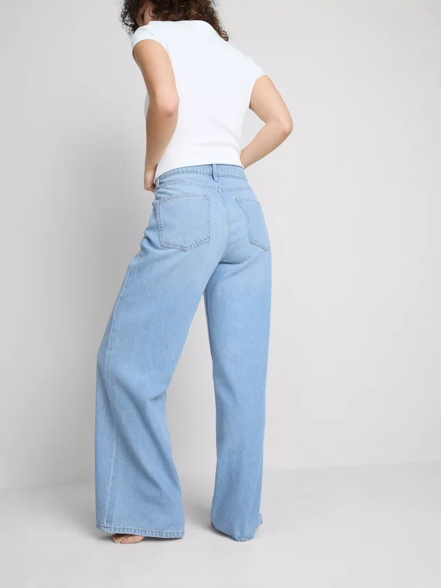 Pamut denim, közepes derékmagasságú, széles szárú farmer
