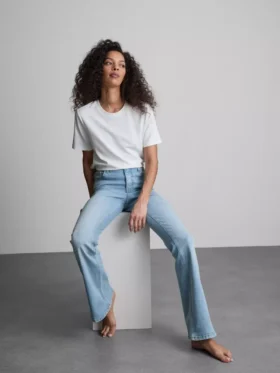 Pamut denim, közepes derékmagasságú, táguló szárú farmer