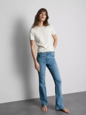 Pamut denim, közepes derékmagasságú, táguló szárú farmer
