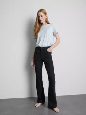 Pamut denim, közepes derékmagasságú, táguló szárú farmer