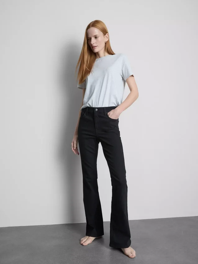 Pamut denim, közepes derékmagasságú, táguló szárú farmer