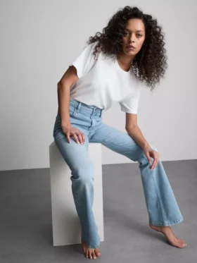 Pamut denim, közepes derékmagasságú, táguló szárú farmer