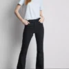 Pamut denim, közepes derékmagasságú, táguló szárú farmer