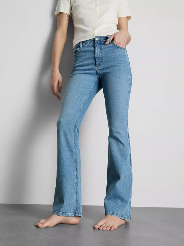 Pamut denim, közepes derékmagasságú, táguló szárú farmer