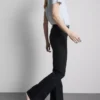 Pamut denim, közepes derékmagasságú, táguló szárú farmer