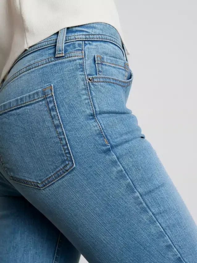 Pamut denim, közepes derékmagasságú, táguló szárú farmer