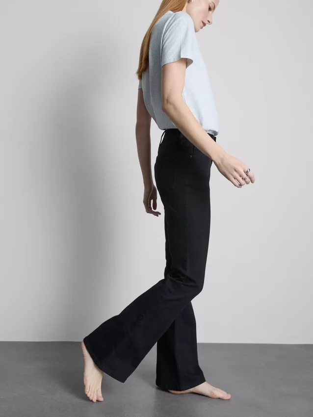 Pamut denim, közepes derékmagasságú, táguló szárú farmer