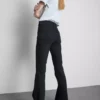 Pamut denim, közepes derékmagasságú, táguló szárú farmer