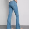 Pamut denim, közepes derékmagasságú, táguló szárú farmer