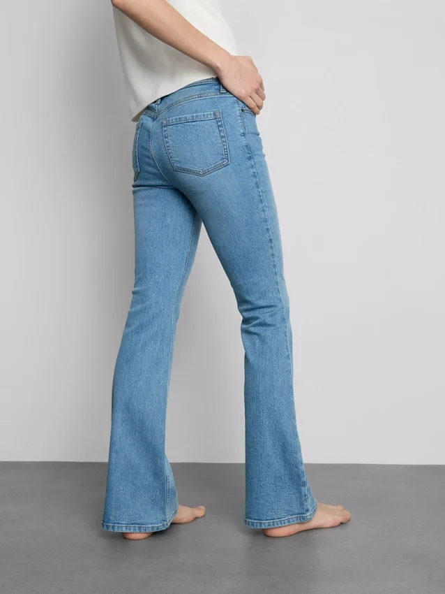 Pamut denim, közepes derékmagasságú, táguló szárú farmer