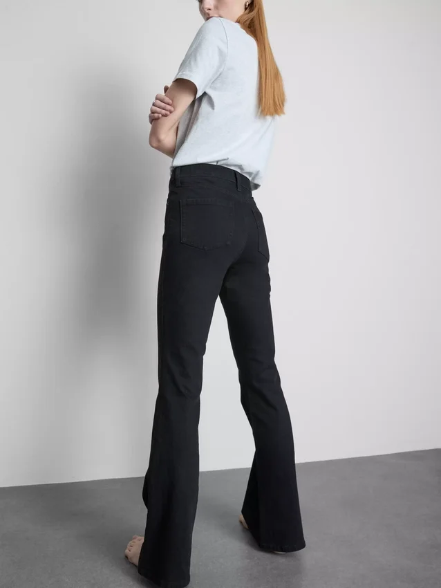 Pamut denim, közepes derékmagasságú, táguló szárú farmer