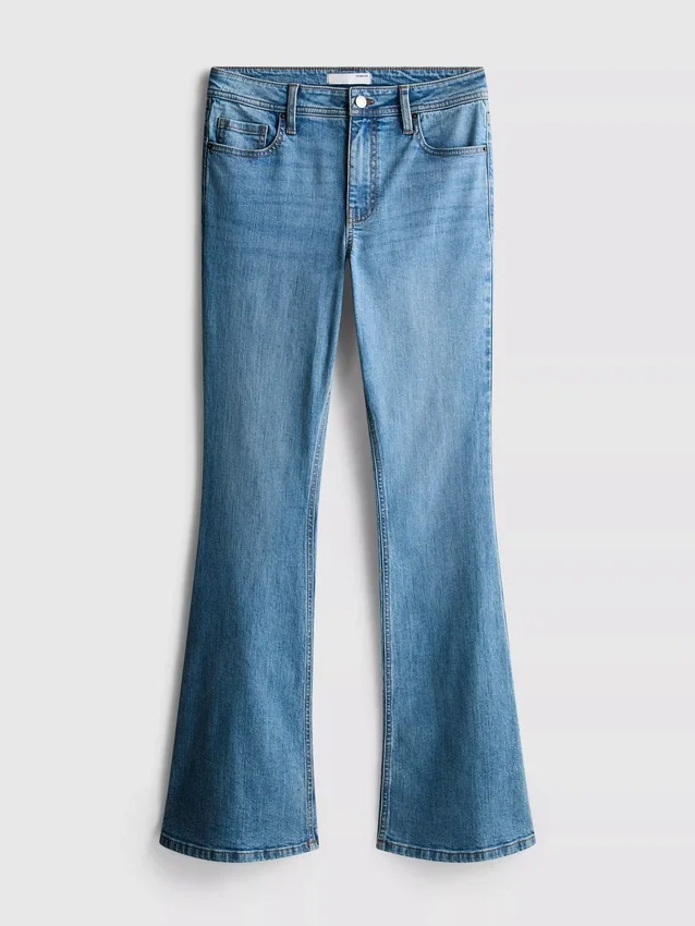 Pamut denim, közepes derékmagasságú, táguló szárú farmer