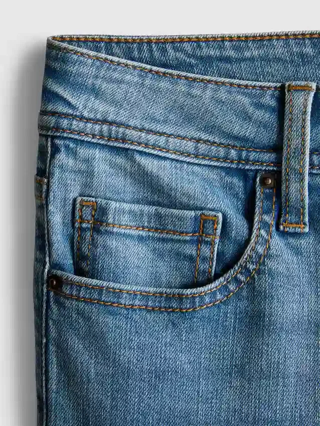 Pamut denim, közepes derékmagasságú, táguló szárú farmer