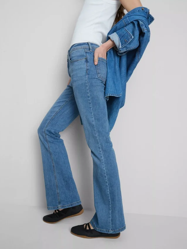 Pamut denim, tágas szárú, közepes derékmagasságú farmer