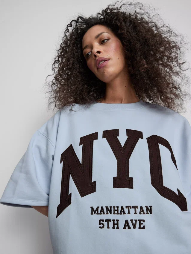 Pamutban gazdag, NYC-es, leeresztett ujjú pulóver