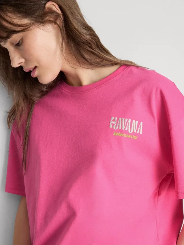 Pamutban gazdag, túlméretezett, grafikus havanna póló