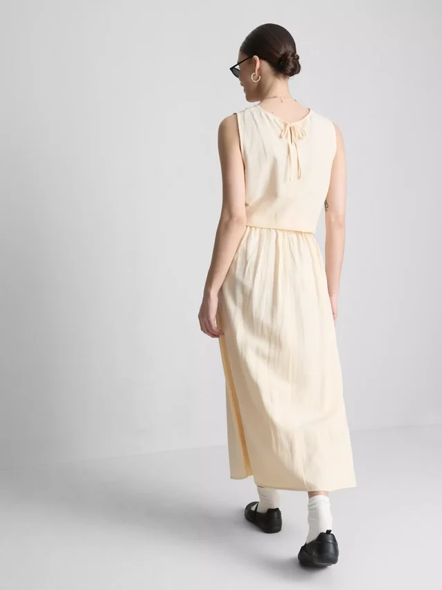 Pamutkeverékből készült, oldalán megkötős midi szoknya