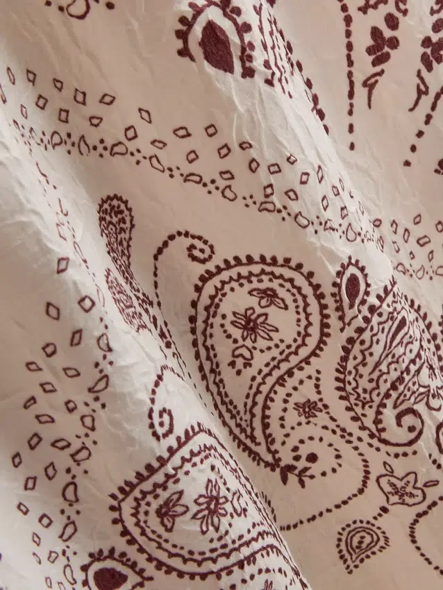 Paula Echevarría gyűrött szatén, hosszú vonalú cami felső