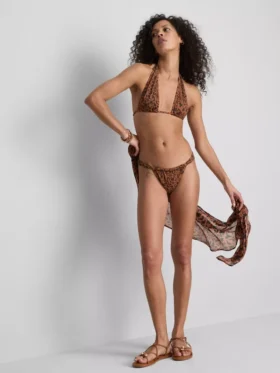 Paula Echevarría leopárdmintás, csillogó bikini alsó