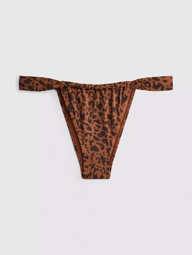 Paula Echevarría leopárdmintás, csillogó bikini alsó
