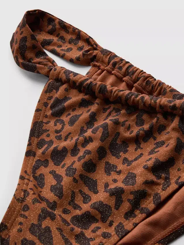 Paula Echevarría leopárdmintás, csillogó bikini alsó