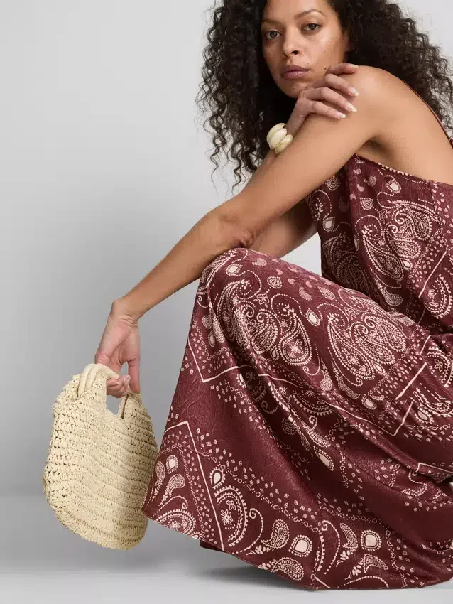 Paula Echevarría paisley mintás, oszlopos midi ruha