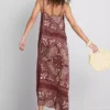 Paula Echevarría paisley mintás, oszlopos midi ruha