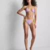 Ráncos, kontrasztos háromszög alakú bikini felső