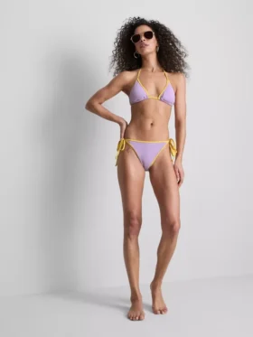 Ráncos, kontrasztos háromszög alakú bikini felső