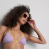 Ráncos, kontrasztos háromszög alakú bikini felső