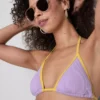 Ráncos, kontrasztos háromszög alakú bikini felső