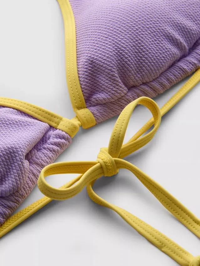 Ráncos, kontrasztos háromszög alakú bikini felső