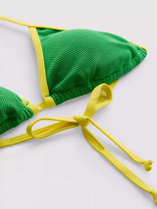Ráncos, kontrasztos háromszög alakú bikini felső